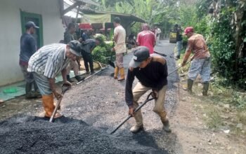 Pemdes Kertamukti Hotmix 470 Meter Jalan Desa di Kampung Sinarsari
