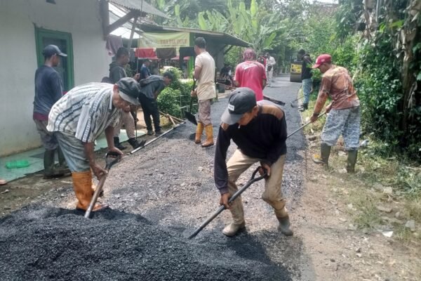 Pemdes Kertamukti Hotmix 470 Meter Jalan Desa di Kampung Sinarsari