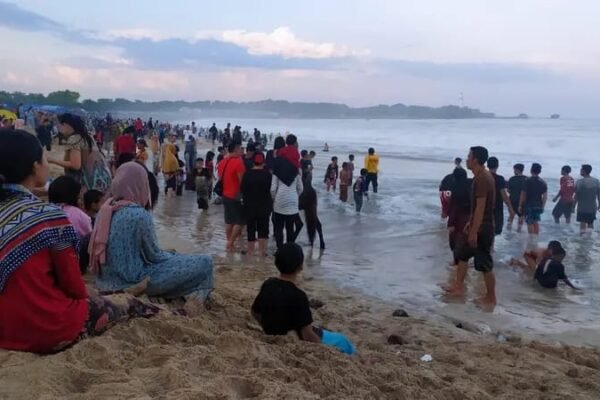 Bocah 11 Tahun Hilang Terseret Arus di Pantai Sayang Heulang, Garut