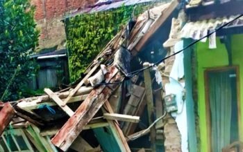 Rumah Warga di Garut Kota Roboh Akibat Hujan Deras
