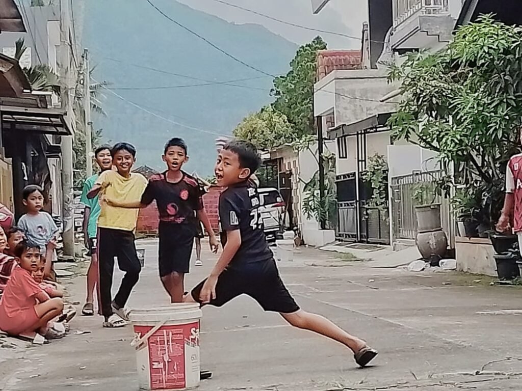 Minim Ruang Publik Ramah Anak, Anak-anak di Garut Terpaksa Bermain di Jalan Perumahan, Gimana ini Bu Putri…?