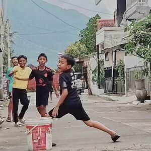 Minim Ruang Publik Ramah Anak, Anak-anak di Garut Terpaksa Bermain di Jalan Perumahan, Gimana ini Bu Putri…?