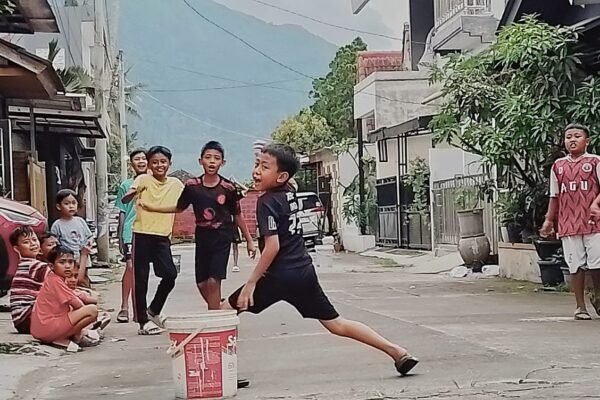 Minim Ruang Publik Ramah Anak, Anak-anak di Garut Terpaksa Bermain di Jalan Perumahan, Gimana ini Bu Putri…?