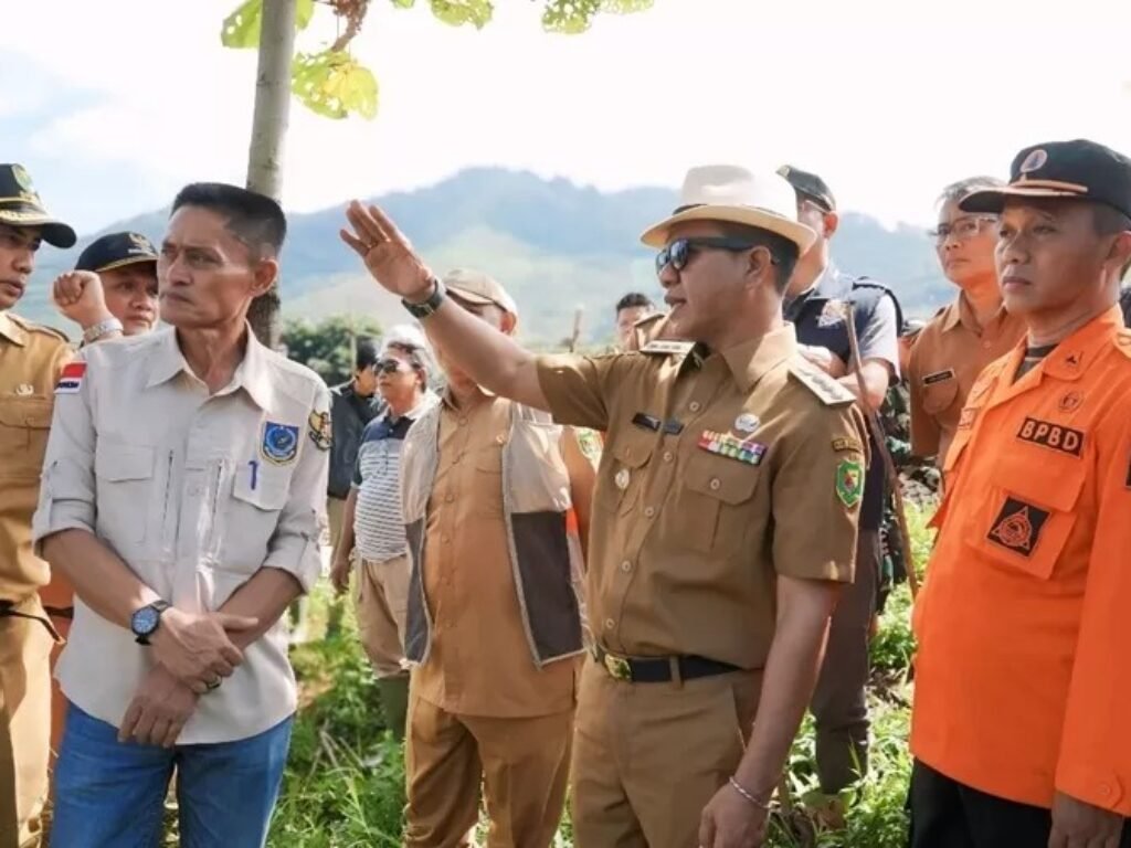 Kantor Desa Nagreg Kendan dan 3 Orang Warga Tertimbun Longsor, Luapan Air Bercampur Lumpur Rendam Jalan Raya Nagreg
