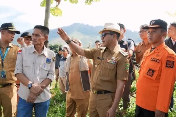 Kantor Desa Nagreg Kendan dan 3 Orang Warga Tertimbun Longsor, Luapan Air Bercampur Lumpur Rendam Jalan Raya Nagreg