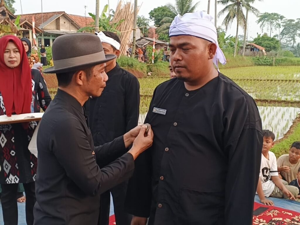 Bupati Purwakarta Lantik Empat Kepala Desa PAW di Tengah Sawah, Serukan Jaga Lahan Pertanian