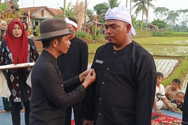 Bupati Purwakarta Lantik Empat Kepala Desa PAW di Tengah Sawah, Serukan Jaga Lahan Pertanian