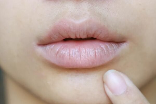 Cara Mencegah Bibir Pecah Akibat Pemakaian Lipstik, Salah Staunya Hindari Menjilat Bibir