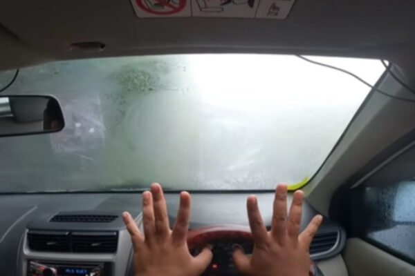 Ini Penyebab Kaca Mobil Rusak dan Berjamur