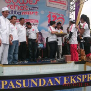 Gubernur Provinsi Jawa Barat, Dedi Mulyadi saat menjabat sebagai Bupati Purwakarta dan menghadiri salah satu acara yang diselenggarakan salah satu media cetak harian terbesar di Puwakarta-Karawang-Subang (Purwasuka) Tahun 2011 di halaman Statsiun Kereta Api Purwakarta. (ft: asep ahmad)