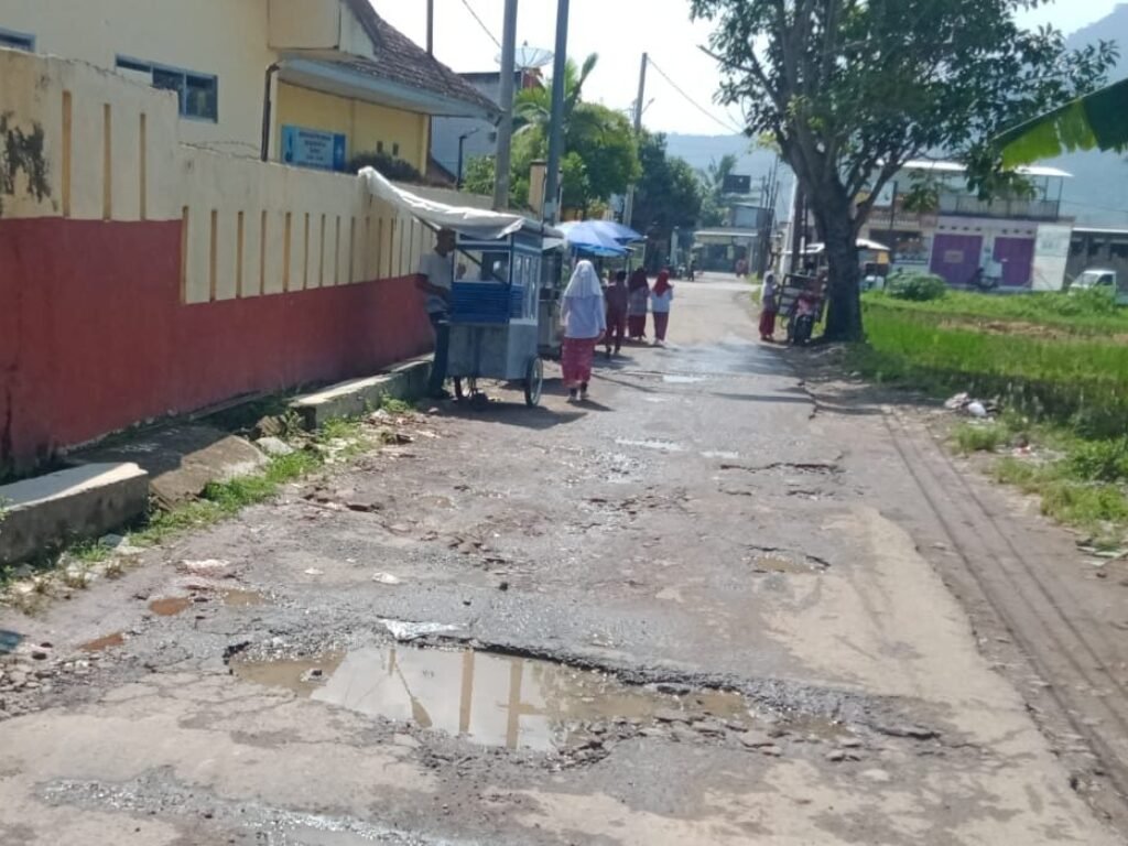 Warga Keluhkan Jalan Rusak di Desa Cisaat, Pemkab Garut Diminta Turun Tangan