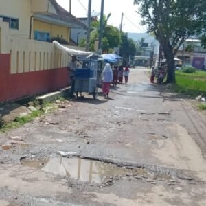 Warga Keluhkan Jalan Rusak di Desa Cisaat, Pemkab Garut Diminta Turun Tangan