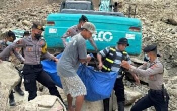 Evakuasi jenajah korban longsor gunung kuda cirebon doc istimewa