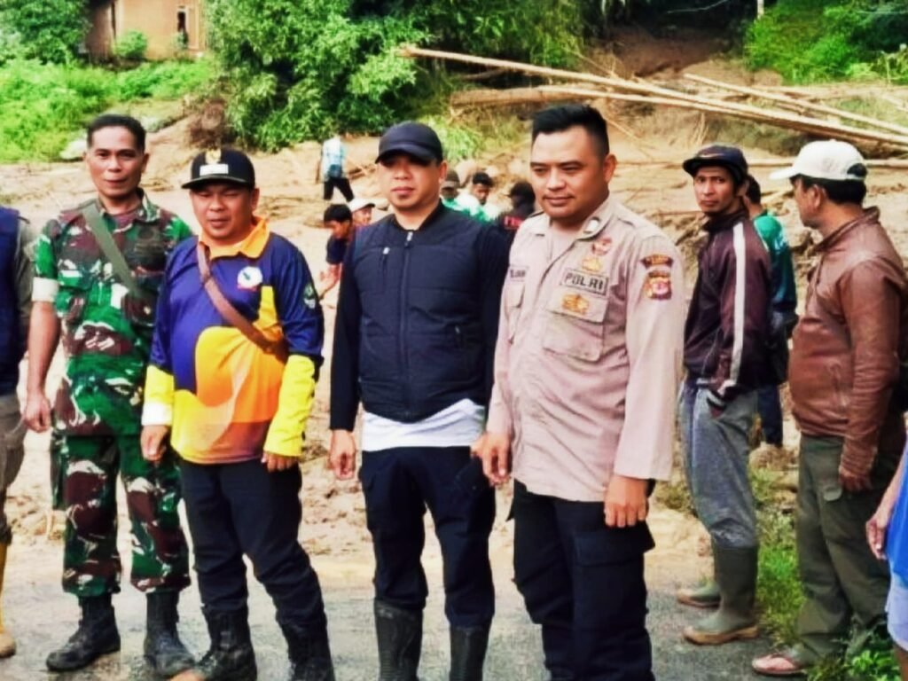 Longsor Tutup Jalan Bungbulang-Mekarmukti, Polisi dan Warga Lakukan Evakuasi Material