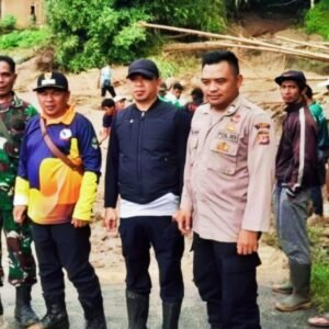 Longsor Tutup Jalan Bungbulang-Mekarmukti, Polisi dan Warga Lakukan Evakuasi Material