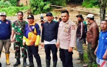 Evakuasi longsor di jl. Bungbulang- Mekarmukti