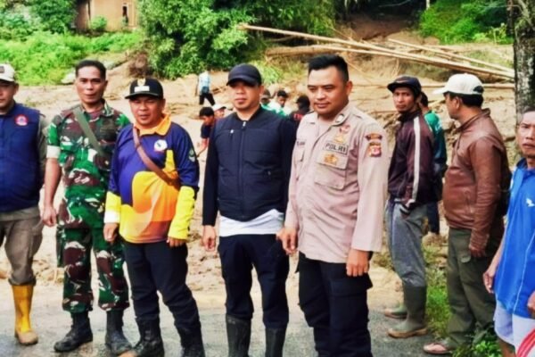 Longsor Tutup Jalan Bungbulang-Mekarmukti, Polisi dan Warga Lakukan Evakuasi Material