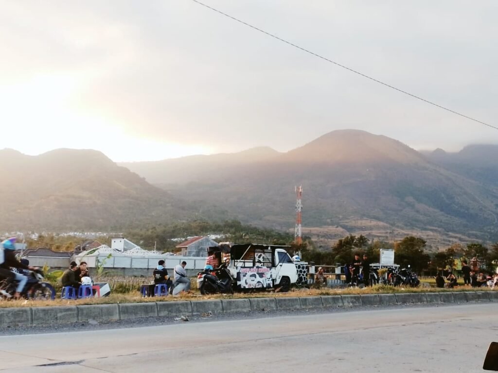 Jalan Ibrahim Adjie Tempat Nongkrong Favorit Anak Muda Garut dengan Pemandangan Senja Mempesona