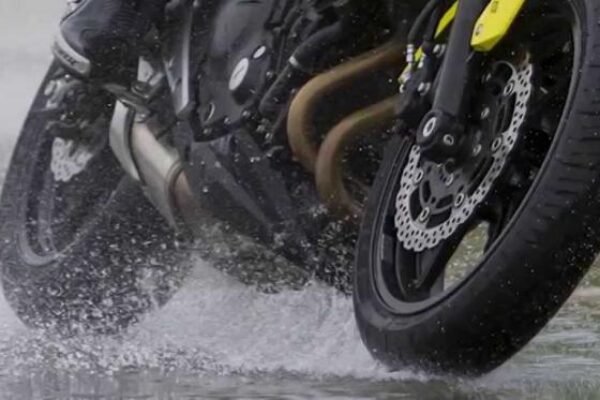 Jangan Asal Pilih! Ini Ban Motor Yang Bikin Aman dan Nyaman Saat Hujan