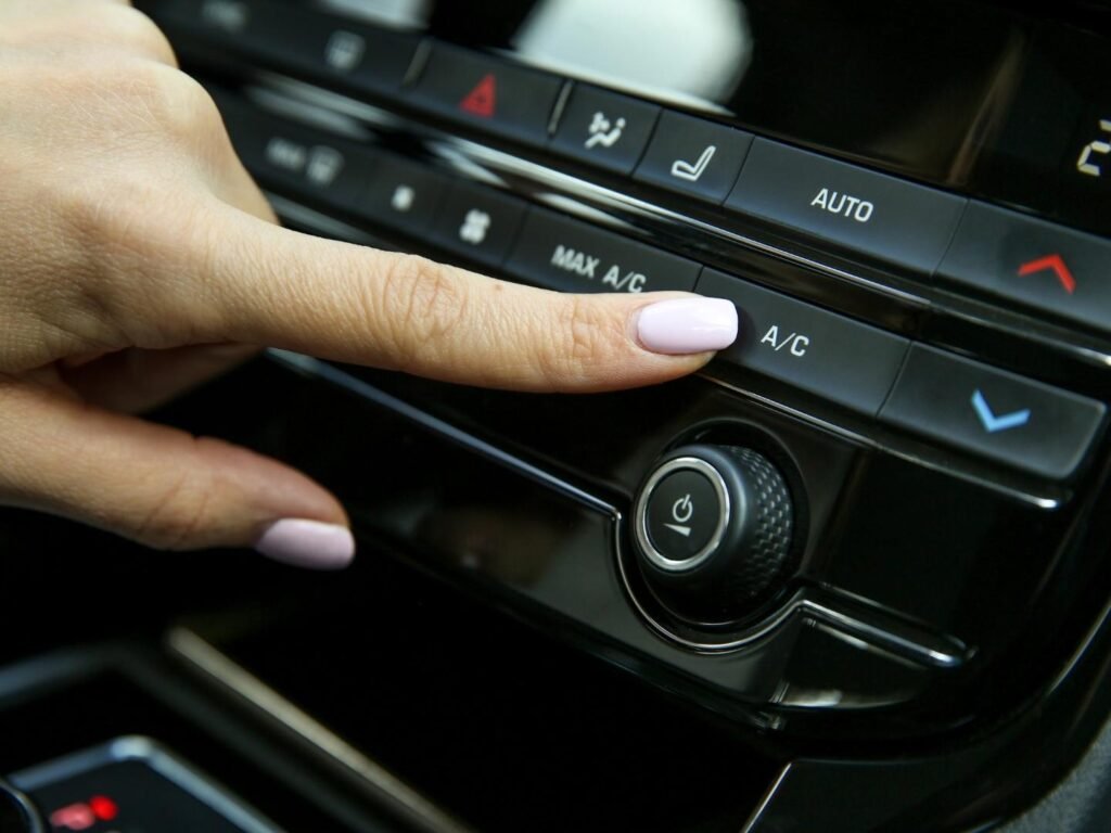 Jangan Langsung Menyalakan AC Mobil Setelah Berhenti di Tempat Panas