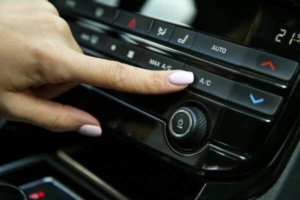Jangan Langsung Menyalakan AC Mobil Setelah Berhenti di Tempat Panas