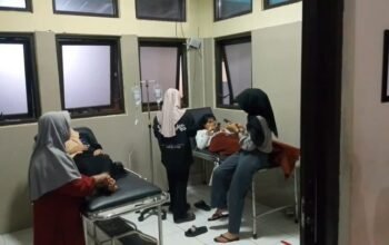 Sejumlah pasien dugaan keracunan MBG di SDN dan SMP Rajapolah, Kecamatan Rajapolah bertambah menjadi 24 orang dan kini mereka dalam observasi dengan pengawasan petugas medis. (MI/Kristiadi)