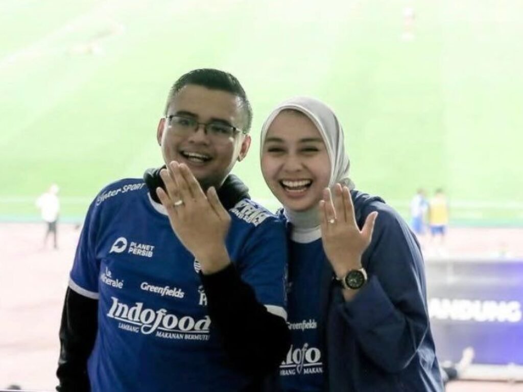 So Sweet Pisan Putra Dedi Mulyadi Lamar Wakil Bupati Garut di Stadion GBLA