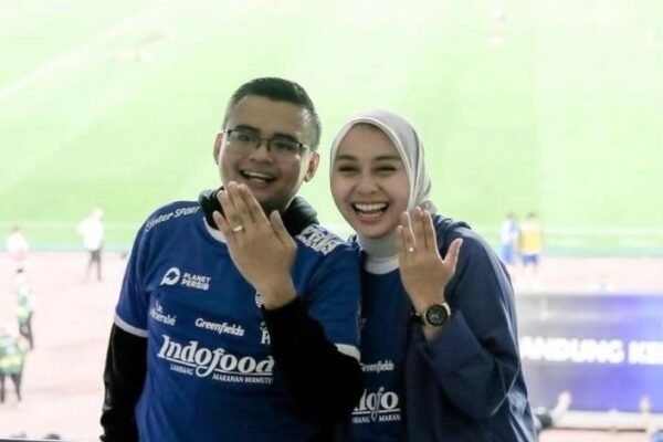 So Sweet Pisan Putra Dedi Mulyadi Lamar Wakil Bupati Garut di Stadion GBLA