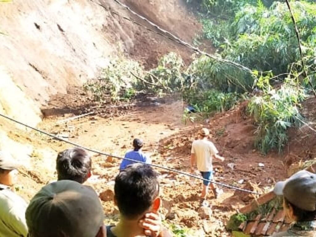 Lembang Dilanda Banjir dan Longsor, Puluhan Pemancing Nyaris Jadi Korban