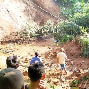 Lembang Dilanda Banjir dan Longsor, Puluhan Pemancing Nyaris Jadi Korban