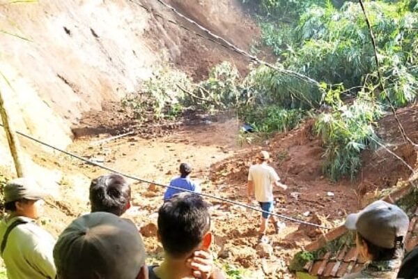 Lembang Dilanda Banjir dan Longsor, Puluhan Pemancing Nyaris Jadi Korban