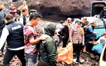 Penambang pasir tertimbun