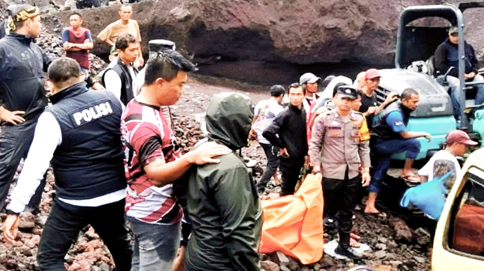 Penambang pasir tertimbun