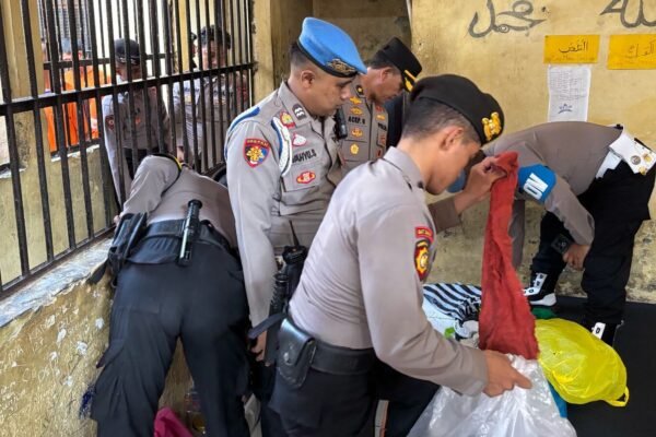 Bhabinkamtibmas Polsek Plered Pererat Hubungan dengan Warga Lewat Kerja Bakti