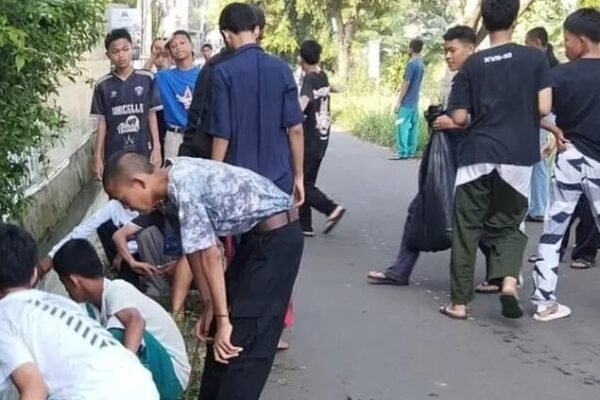 Amazing Siswa MTs Al Karimiyah Depok Bersihkan Drainase Dalam Rayakan Kelulusan