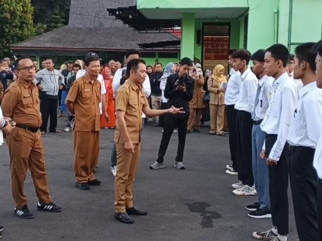 Bupati Purwakarta Lepas 28 Siswa SMA Ikuti Pendidikan Berkarakter di Rindam III/Siliwangi