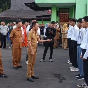 Bupati Purwakarta Lepas 28 Siswa SMA Ikuti Pendidikan Berkarakter di Rindam III/Siliwangi