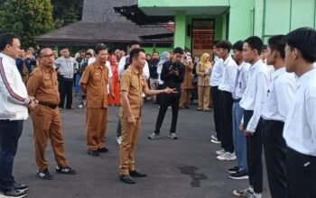 Bupati Purwakarta Lepas 28 Siswa SMA Ikuti Pendidikan Militer