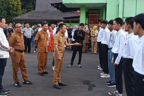 Bupati Purwakarta Lepas 28 Siswa SMA Ikuti Pendidikan Berkarakter di Rindam III/Siliwangi