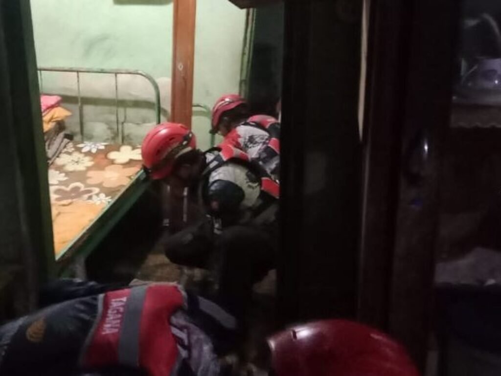 TAGANA Garut Sigap Tangani Banjir yang Rendam Rumah Warga di Sukaraja