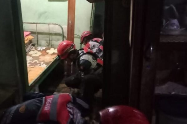 TAGANA Garut Sigap Tangani Banjir yang Rendam Rumah Warga di Sukaraja