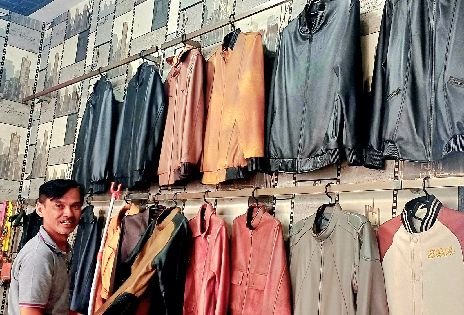 Pengrajin Jaket Kulit Sukaregang Garut sekaligus pemilik Toko Nudenim, Deni Saputra. (Ft: ist)