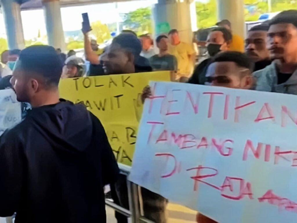 Aksi Protes Aktivis Lingkungan Sambut Kedatangan Menteri ESDM di Sorong