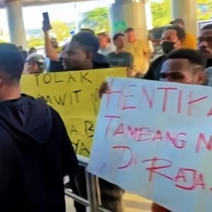 Aksi Protes Aktivis Lingkungan Sambut Kedatangan Menteri ESDM di Sorong