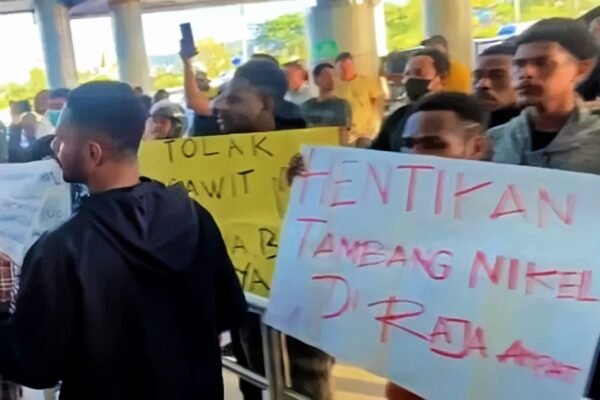 Aksi Protes Aktivis Lingkungan Sambut Kedatangan Menteri ESDM di Sorong