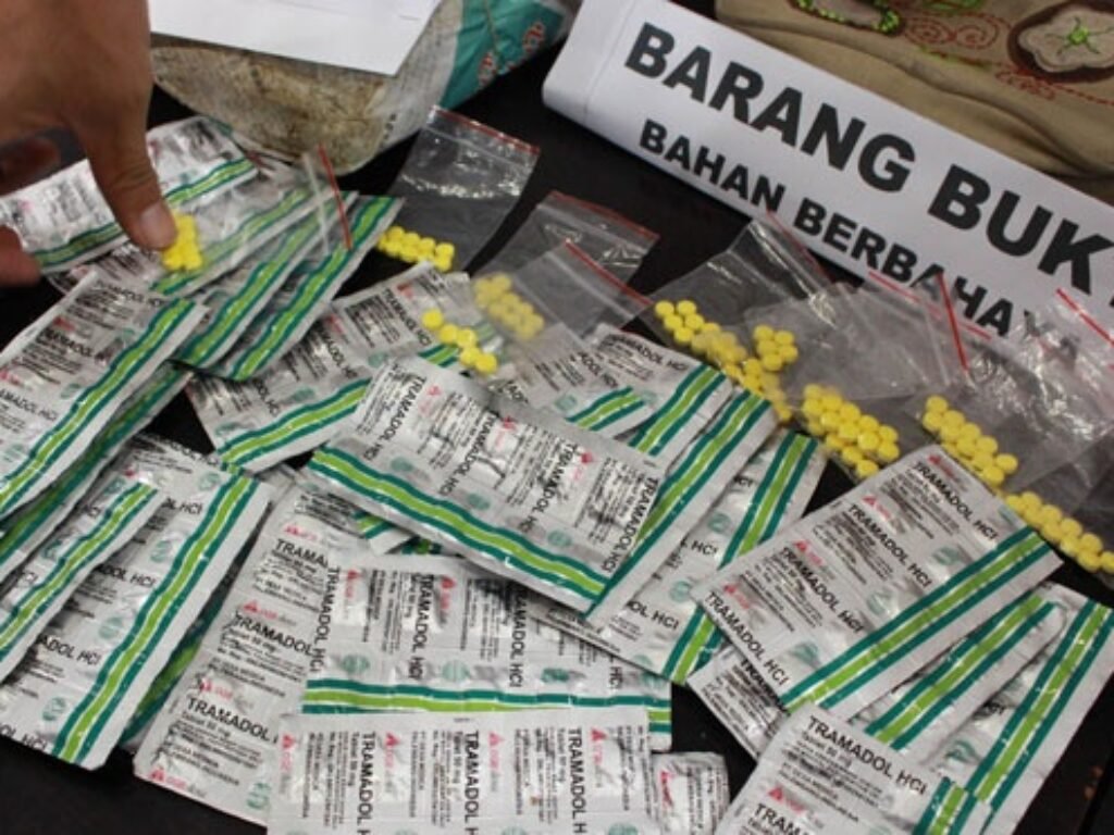 Polres Garut Grebek Sarang Obat Terlarang di Cibatu, Ratusan Pil Disita