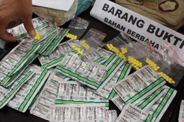 Polres Garut Grebek Sarang Obat Terlarang di Cibatu, Ratusan Pil Disita