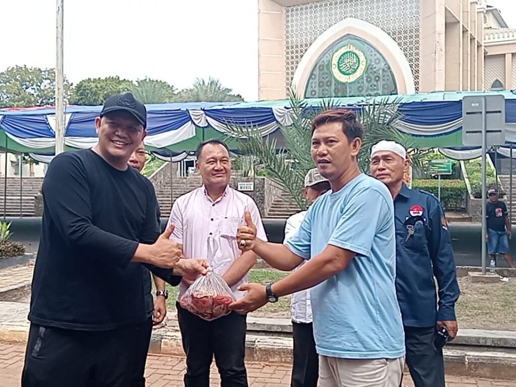 Bupati Lampung Selatan Serahkan Daging Kurban kepada Relawan JARMAS