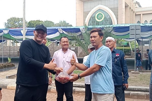 Bupati Lampung Selatan Serahkan Daging Kurban kepada Relawan JARMAS