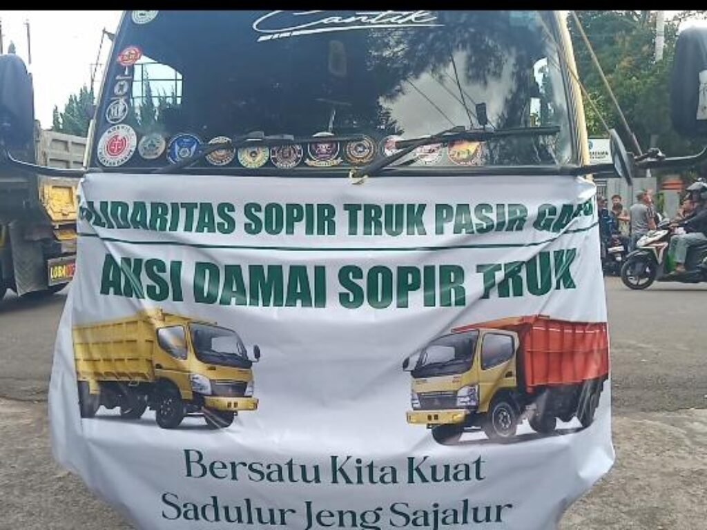Ratusan Sopir Dump Truk Kepung DPRD Garut, Tuntut Pemangkasan Jam Operasional Tronton dan Normalisasi Harga Pasir